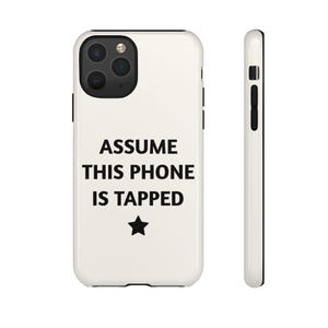 Peut inclure: Coque de téléphone blanche avec du texte noir qui dit "Assume this phone is tapped" et une étoile noire.