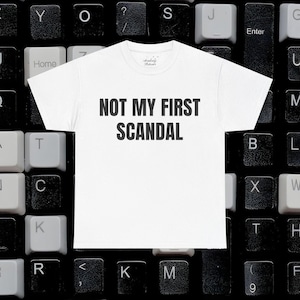 Camiseta "No es mi primer escándalo", divertida camiseta con gráfico Y2K, camiseta con declaración, camiseta de Gossip Girl, camiseta con eslogan satírico, camiseta vintage, camiseta sensacionalista, camiseta con titular
