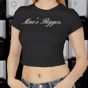 Mines Bigger Y2K Fit Baby Tee Funny Women Slogan Crop Top T-Shirt Pink Vintage Inspired Cropped Top T Shirt Black Funny Tee White