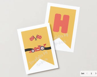Op de afbeelding: Twee wimpelvormige banners met een gele achtergrond en witte randen. Eén banner heeft een rode raceauto op een zwarte baan, geblokte vlaggen en tekst. De andere banner heeft een grote rode letter "H" en tekst.