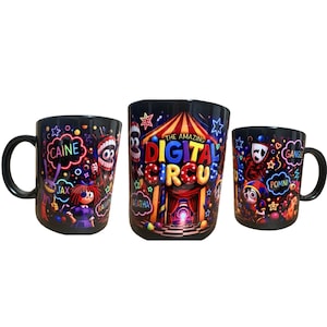 Puede incluir: Tres tazas de cerámica negra con gráficos coloridos de The Amazing Digital Circus. Los diseños incluyen una carpa de circo, el texto "THE AMAZING DIGITAL CIRCUS" e ilustraciones de personajes como Caine, Jax, Ragatha, Pomni y Gangle, sobre un fondo oscuro con detalles de estilo neón.