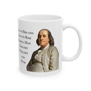 Peut inclure: Mug en céramique blanche avec un portrait de Benjamin Franklin et la citation : « Se coucher tôt et se lever tôt rend un homme en bonne santé, riche et sage. » La tasse a une anse blanche et une finition brillante.