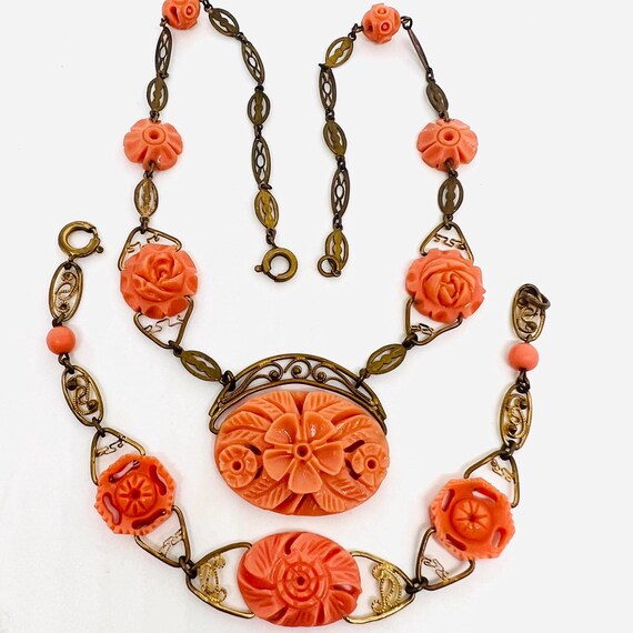Bracelet Vintage Art Nouveau En Corail Et Celluloïd - Perles, Fleurs Et Filigrane Laiton