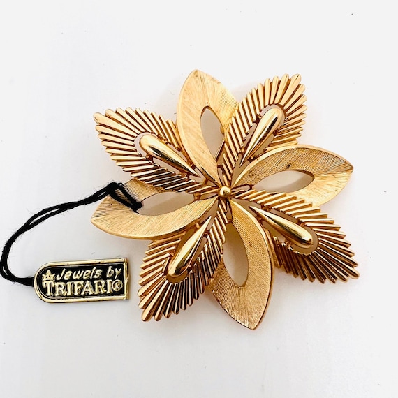 Vintage Trifari Textured Gold Tone Brooch/Pin Minimalist Design Vintage Crown TRIFARI Gold Tone Ocean Wave Marked/Signed  main image 4