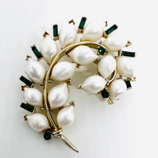 Unusual LISNER White Faux Pearl “Baby Tooth” Brooch Signed Vintage Designer Jewelry