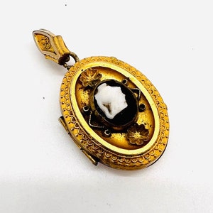 Victorian Gold Tone Cameo Memory Hair Photo Locket Vintage Antique Jewelry