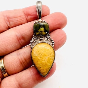 SAJEN Sterling Silver Spiney Oyster & Serpentine Gemstone Pendant 12.8gm Fine Vintage Designer Jewelry