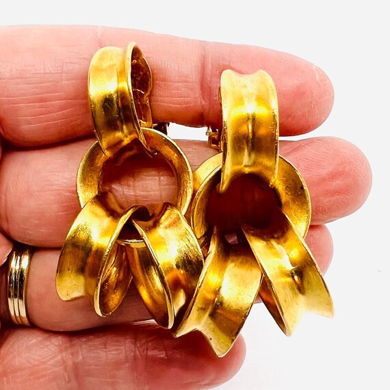 Long Modernist Matte Gold Tone Interlocking Rings… - image 5