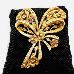 Oscar de la Renta Matte Gold Tone Rhinestone Bow Brooch Signed Vintage Designer Jewelry