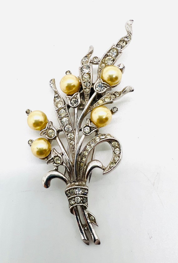 Broche Vintage Signée TRIFARI En Cristal Blanc Et Métal Couleur Or - Occasion