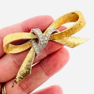 JOMAZ Brushed Textured Gold Tone Rhinestone Bow Brooch Signed Vintage Designer Jewelry
