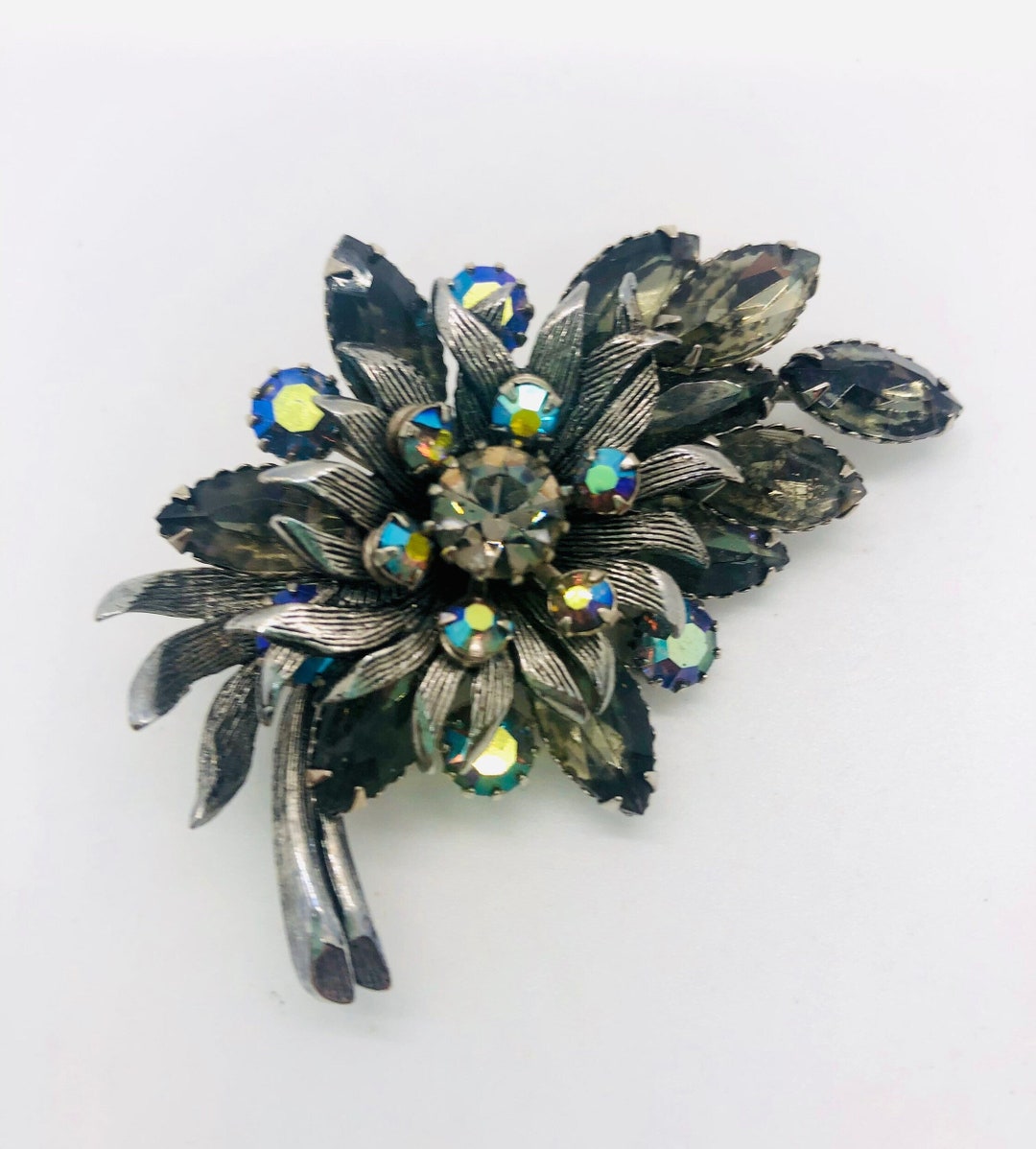 【Sinoon】 Dangling Grape Brooch MUSINSA | SINOON Dangling Grape Brooch (Silver Gold)