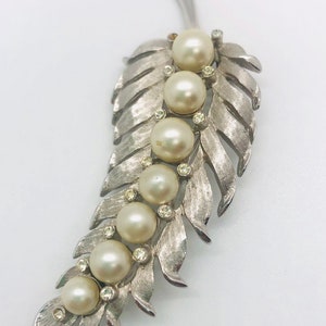 Long TRIFARI Faux Pearl Brooch Rhinestones Trifarium Signed Vintage Designer Jewelry image 6