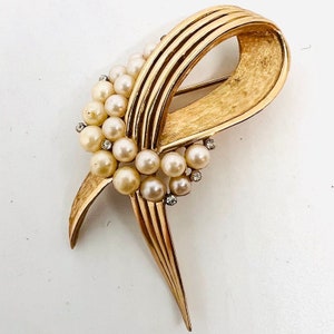TRIFARI Brushed Gold Tone Faux Pearl Ribbon Brooch Signed Vintage Designer Jewelry