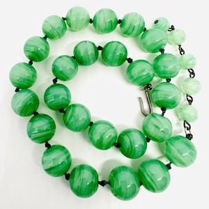 Chunky Art Deco Green Swirl Marbleized Glass Beaded Necklace Vintage Jewelry