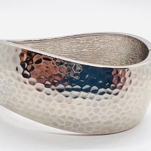 Wide Hammered Modernist Silver Elliptical Bangle Bracelet Vintage Jewelry