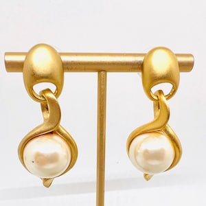 Matte Gold Tone Modernist Faux Pearl 80’s Drop Dangle Earrings Vintage Designer Jewelry