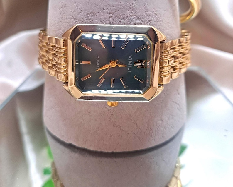 Reloj de mujer con esfera cuadrada dorada – Reloj de pulsera de inspiración vintage – Elegante reloj de cuarzo para uso diario imagen 5