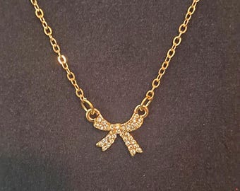 Collar con colgante de cristal y lazo dorado / Delicada cadena de acero inoxidable