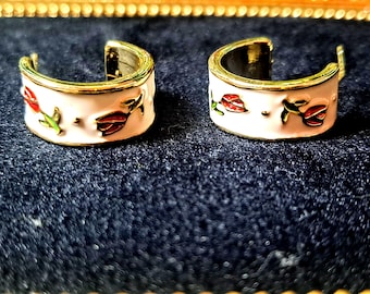 Pendientes de aro vintage con esmalte rosa / Joyería floral chapada en oro
