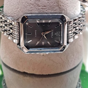 Reloj de mujer con esfera cuadrada dorada – Reloj de pulsera de inspiración vintage – Elegante reloj de cuarzo para uso diario Silver-Black