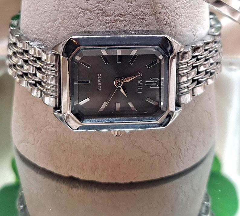 Reloj de mujer con esfera cuadrada dorada – Reloj de pulsera de inspiración vintage – Elegante reloj de cuarzo para uso diario Silver-Black
