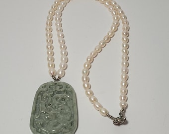 Collar de perlas de agua dulce con colgante de dragón de jade
