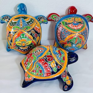 Handgemaakte decoratie in de stijl van de Talavera-schildpad, Mexicaanse volkskunst.