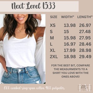 Op de afbeelding: Een witte tanktop met de tekst "Next Level 1533". De tanktop is gemaakt van 60% gekamd ringspun katoen en 40% polyester. Maattabel toont breedte- en lengtematen in inches voor maten XS tot 2XL. (XS: 35.5cm x 68.5cm).
