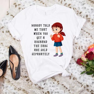 面白い妻Tシャツ – 「耳は別売りだなんて誰も教えてくれなかった」 | 皮肉な結婚の名言Tシャツ | 怒った妻の漫画ユーモアギフト