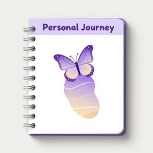 以下が含まれることがあります： 紫色の表紙に「Personal Journey」の文字が入ったスパイラル綴じノート。表紙には、紫色の蝶が紫と黄色のデザインの上に描かれています。ノートの内側は白です。