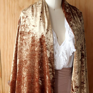 REA på Bronze Gold Crush sammetssjal, elegant bohemisk stil