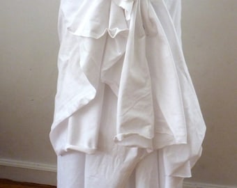 Weißer Rüschenrock aus Baumwoll-Elasthan mit rohen Schnittkanten, gedoppelt für einen mehrschichtigen Look/ Hochzeitsrock mit Top