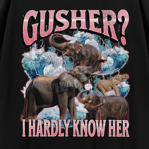 Gusher? Non la conosco affatto: maglietta contraffatta con meme squirting squirting squirting, maglietta con grafica offensiva, meme stranamente specifico, maglietta con gag inappropriata