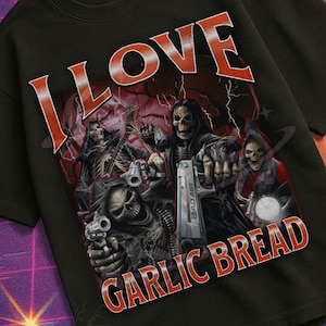 Könnte beinhalten: Schwarzes T-Shirt mit dem Text "I LOVE GARLIC BREAD" in Rot und Weiß. Die Grafik zeigt Skelettfiguren, die Waffen halten. Das Shirt ist Teil der "Mildly Perturbed"-Kollektion.