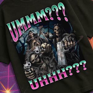 Könnte beinhalten: Schwarzes T-Shirt mit einer Grafik von Skelettfiguren, die Waffen halten, und den Texten "UMMM???" und "UHHH???" in einer farbigen, umrandeten Schriftart. Das Shirt ist Teil der "Mildly Perturbed" Kollektion.
