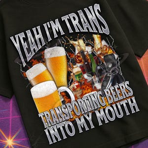 Könnte beinhalten: Schwarzes T-Shirt mit dem Text "YEAH I'M TRANS TRANSPORTING BEERS INTO MY MOUTH" und einer Grafik von Biergläsern und Flaschen. Das Shirt ist in einem Retro-Design mit dem Text "MILDLY PERTURBED" gerahmt.