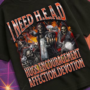 以下が含まれることがあります： 骸骨の姿と「I NEED H.E.A.D. HUGS. ENCOURAGEMENT. AFFECTION. DEVOTION」の文字がプリントされた黒いTシャツ。クルーネックと半袖のデザイン。画像はレトロなテーマの背景に配置されています。