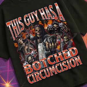 Puede incluir: Camiseta negra con el texto "THIS GUY HAS A BOTCHED CIRCUMCISION" en rojo y blanco. La camiseta presenta un gráfico de figuras esqueléticas. La camiseta forma parte de la colección "Mildly Perturbed".