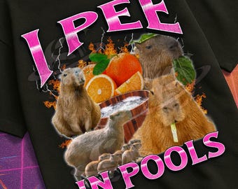Pode incluir: Camiseta preta com o texto rosa "I PEE IN POOLS", com um gráfico de capivaras, laranjas e uma tigela. A camiseta faz parte da coleção "Mildly Perturbed", com uma estética VHS retrô.