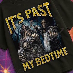 Może przedstawiać: Czarny t-shirt z grafiką przedstawiającą szkielety trzymające broń i napisem "IT'S PAST MY BEDTIME" w złotym kolorze. Koszulka należy do kolekcji "Mildly Perturbed", w stylu retro VHS.