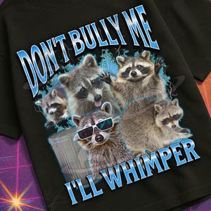 Könnte beinhalten: Schwarzes T-Shirt mit einer Grafik von Waschbären und dem Text "DON'T BULLY ME I'LL WHIMPER". Das Design zeigt Waschbären, einer davon trägt eine Sonnenbrille. Das T-Shirt hat einen Rundhalsausschnitt und kurze Ärmel. Der Markenname "Mildly Perturbed" ist ebenfalls sichtbar.
