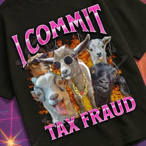 Könnte beinhalten: Schwarzes T-Shirt mit einer Grafik von vier Ziegen, die Sonnenbrillen und goldene Ketten tragen. Der Text "I COMMIT TAX FRAUD" ist rosa. Teil der "Mildly Perturbed"-Kollektion.