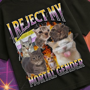 Può includere: T-shirt nero con la scritta "I REJECT MY MORTAL GENDER" e un collage di facce di gatti. La maglietta fa parte della collezione "Mildly Perturbed", con un design retrò VHS e a tema spaziale.