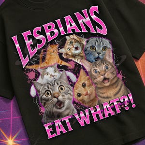 Lesbiska äter vad?! Rolig kattmeme Bootleg grafisk t-shirt, Unhinged t-shirt, Cursed t-shirt, Oddly Specific t-shirt, Gen Z humorgåva t-shirt