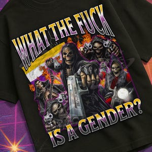 Könnte beinhalten: Schwarzes T-Shirt mit einem Grafikdesign mit skelettartigen Figuren, Waffen und dem Text "WHAT THE FUCK IS A GENDER?". Das Shirt hat auch den Text "MILDLY PERTURBED" in einer Retro-Schrift.