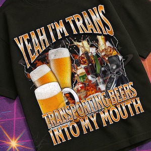 Könnte beinhalten: Schwarzes T-Shirt mit dem Text "YEAH I'M TRANS TRANSPORTING BEERS INTO MY MOUTH". Die Grafik zeigt Biergläser und -flaschen. Das Shirt ist Teil der "Mildly Perturbed"-Kollektion.