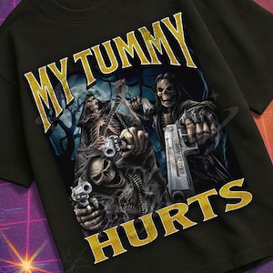 Può includere: T-shirt nero con la scritta "MY TUMMY HURTS" in lettere dorate. La maglietta presenta una grafica di figure scheletriche che imbracciano pistole. La maglietta fa parte della collezione "Mildly Perturbed".