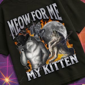 Puede incluir: Camiseta negra con el texto "MEOW FOR ME MY KITTEN" y un gráfico de dos gatos antropomórficos frente a una luna llena. La camiseta también tiene el texto "MILDLY PERTURBED" en la parte inferior.