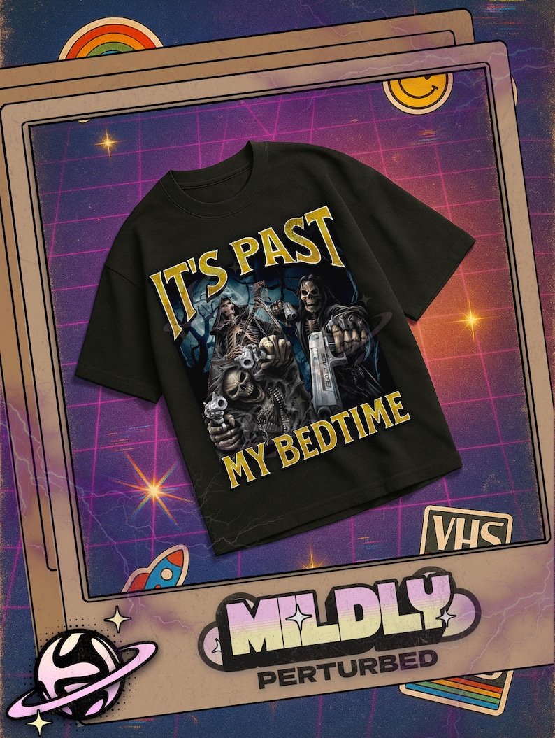 Może przedstawiać: Czarny t-shirt z grafiką przedstawiającą szkielety trzymające broń i napisem "IT'S PAST MY BEDTIME" w złotym kolorze. Koszulka należy do kolekcji "Mildly Perturbed", w stylu retro VHS.